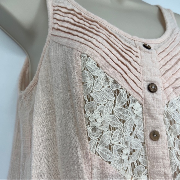 Women's Pink Floral White Lace Buttondown Scoopneck Sleeveless Tank Top - Picture 3 of 10